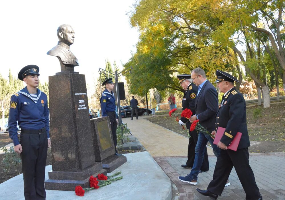 Севастополь открытый город. В Севастополе открыли бюст. Бюсты Севастополя.