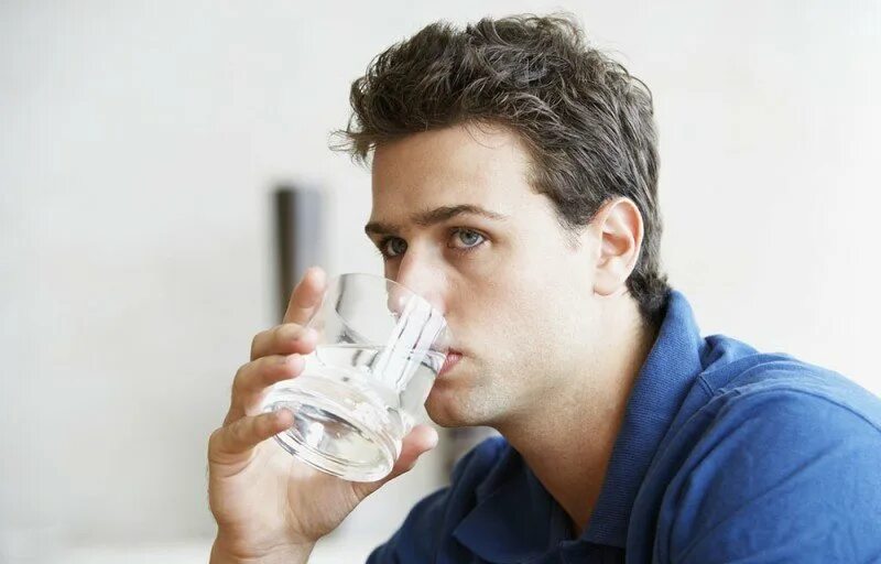 Человек пьет из стакана. Стакан воды. Человек пьет из стакана. Пьет стакан воды. Мужчина пьет воду из стакана.
