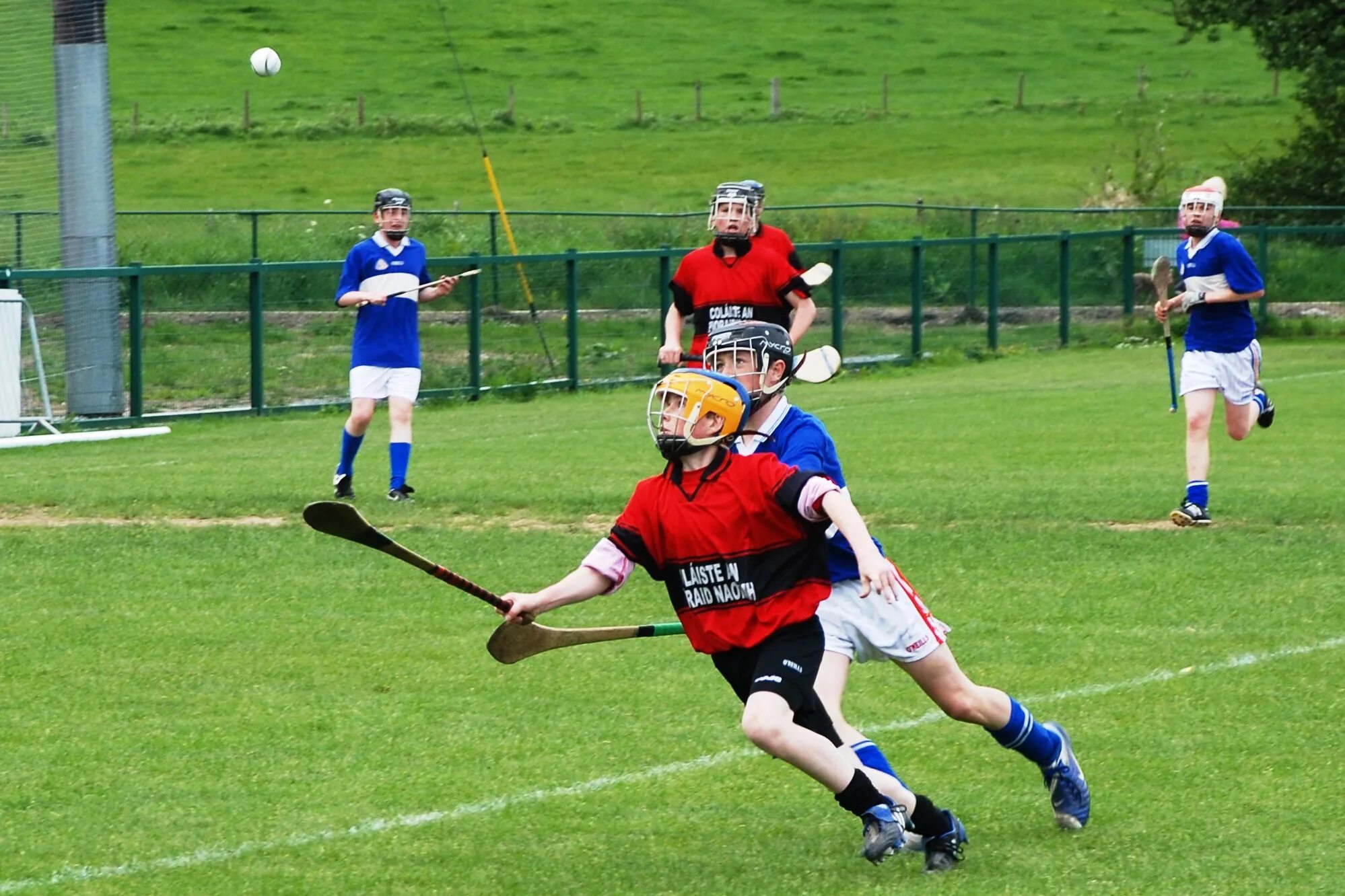 Hurling спорт. Хёрлинг вид спорта в ирландии. Hurling спорт. Ирландский травяной хоккей. Shinty шотландия.