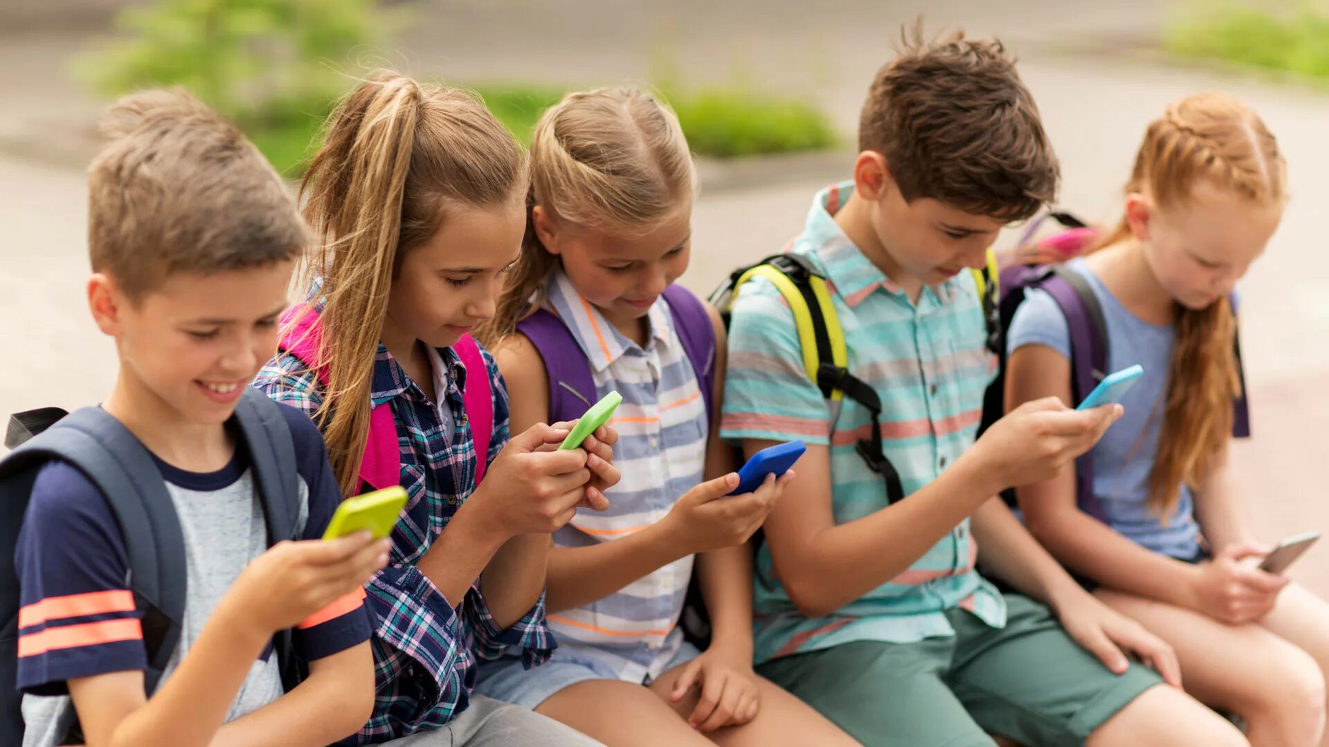 Дети современности. Ребенок со смартфоном. Подросток с телефоном. Дети с гаджетами в школе.