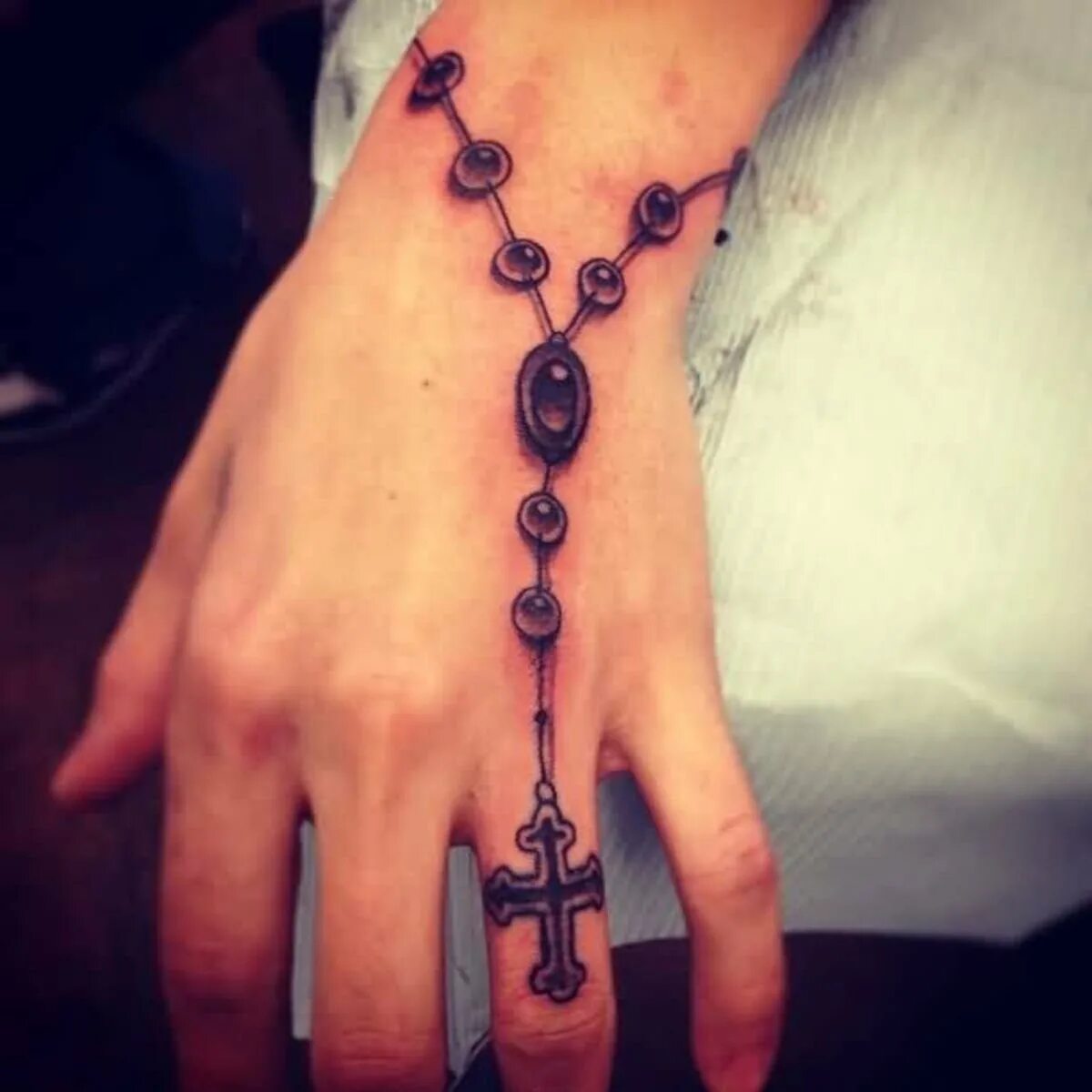 тату в виде браслета. четки татуировки. четки татуировки. тату бусы. тату четки с крестом.