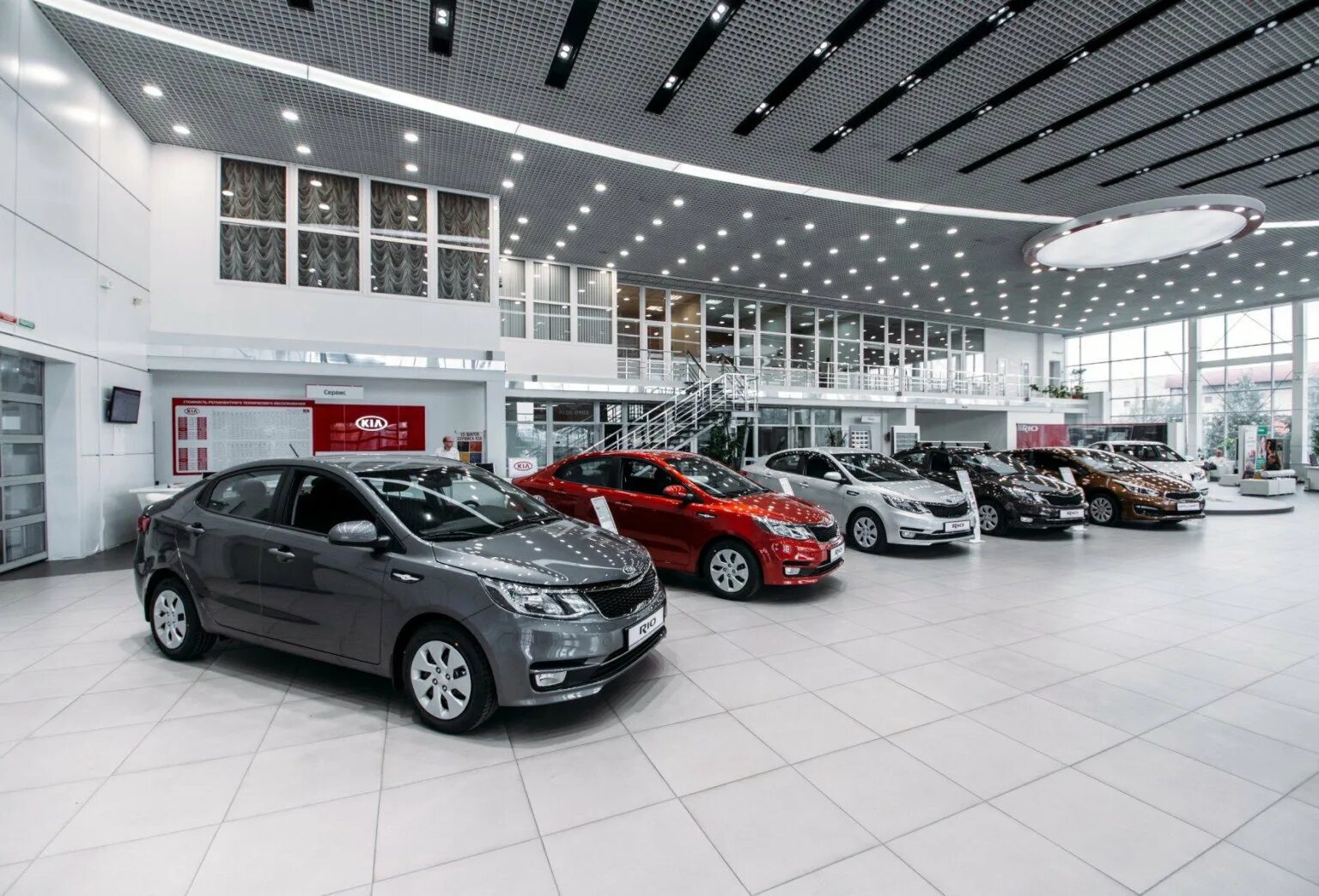 Салоны авто официальные дилеры. Автосалон. автомолот. машины в автосалоне. авесалон.