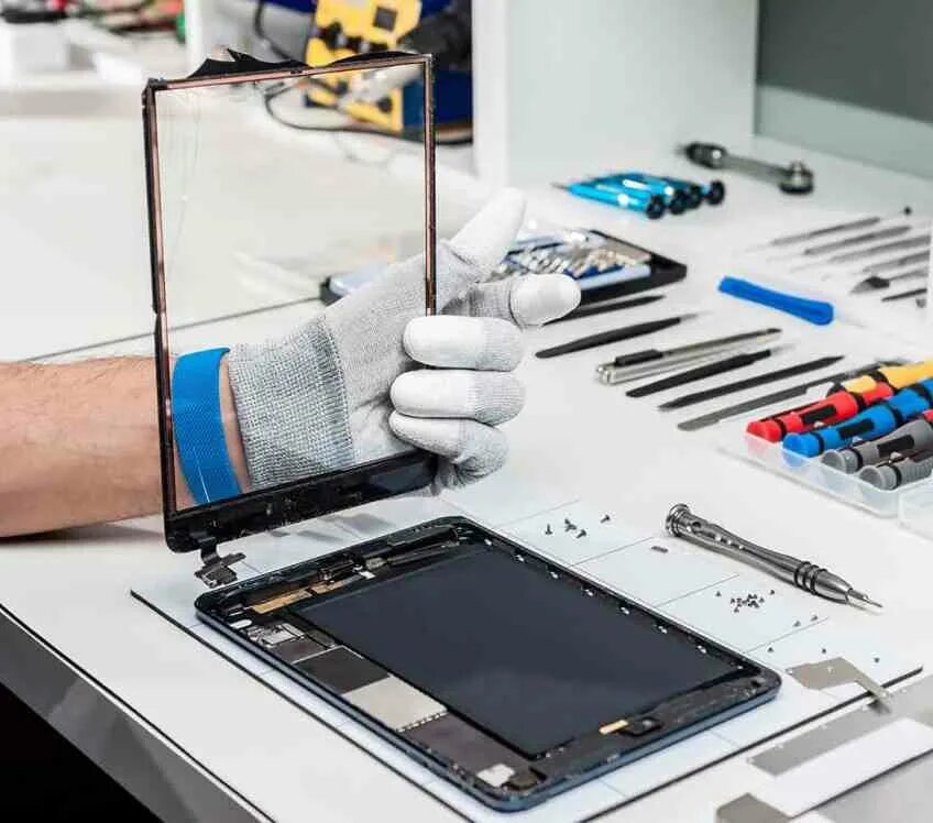 Ремонт iphone repair. Починить планшет. Мастер по ремонту техники Apple. Оборудование для ремонта iphone. Починка Apple.