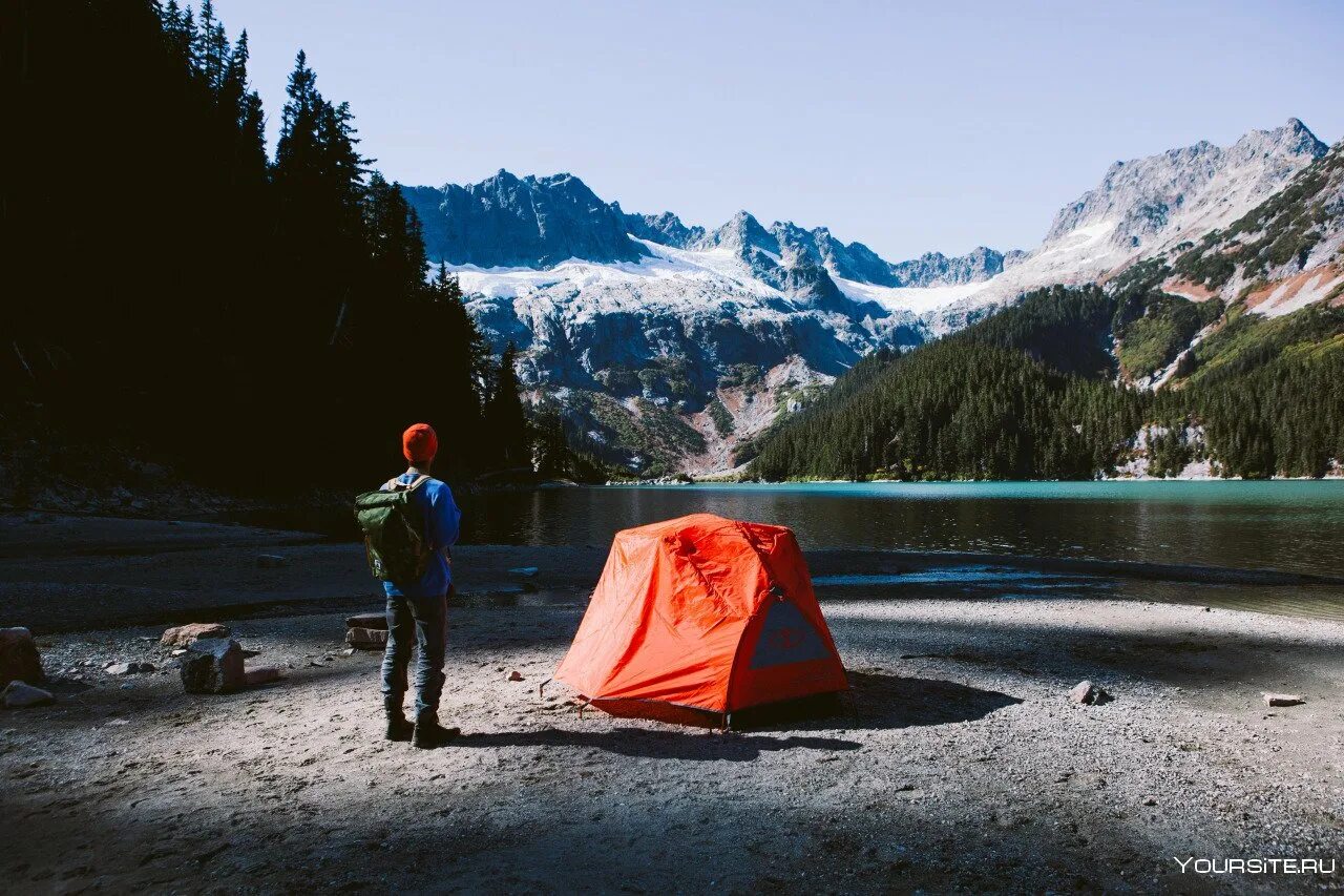 Travel camping. Палатка на горе. Кемпинг в горах. Кемпинг люди. Кемпинг Эстетика.