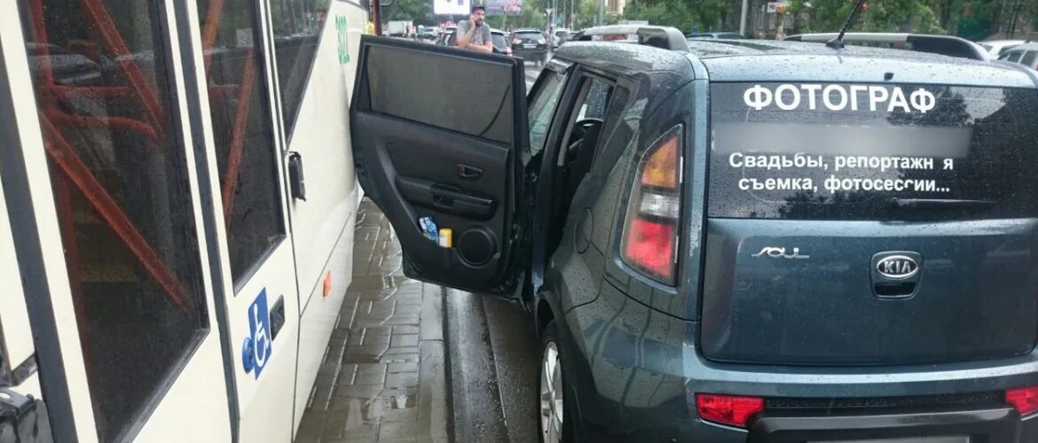 Происшествия в аэропорту шереметьево. Вывернуло дверь машины в другую сторону. Машина открыта дверь. Страховой случай эстетика. Дтп с открытой дверью автомобиля.