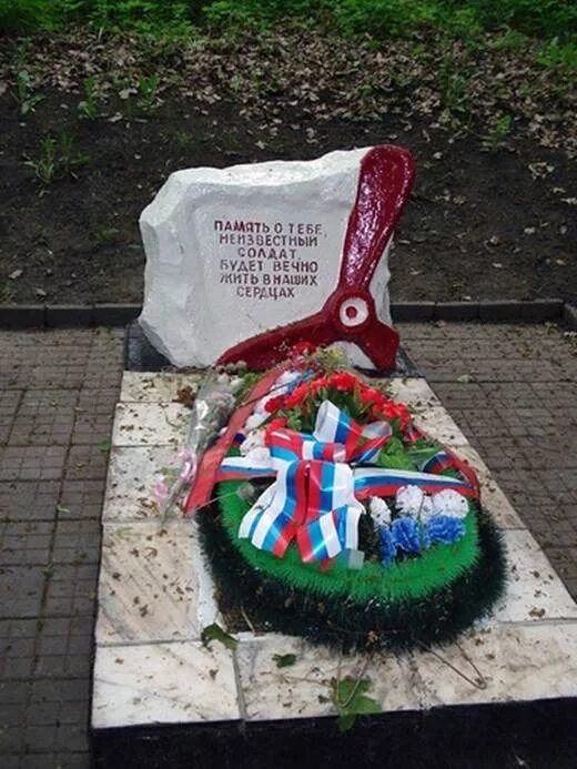 Летчики в белгороде. Памятники неизвестному солдату в россии. Мемориал «неизвестному летчику» в селятино. Летчики в белгороде. Самолет, уходящий пилот.