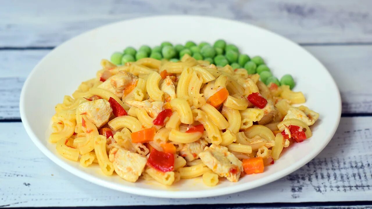 Как делать макароны на сковороде. Макароны с овощами. макароны с курицей и овощами. макароны с курицей и овощами на сковороде. макароны с овощами для ребенка.