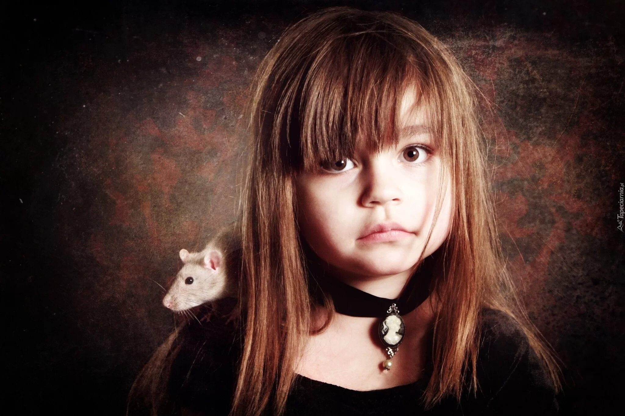 Мыши девочки. Девушка крыса. Мышонок девочка. Девочка с грызуном. Девушка с мышью.