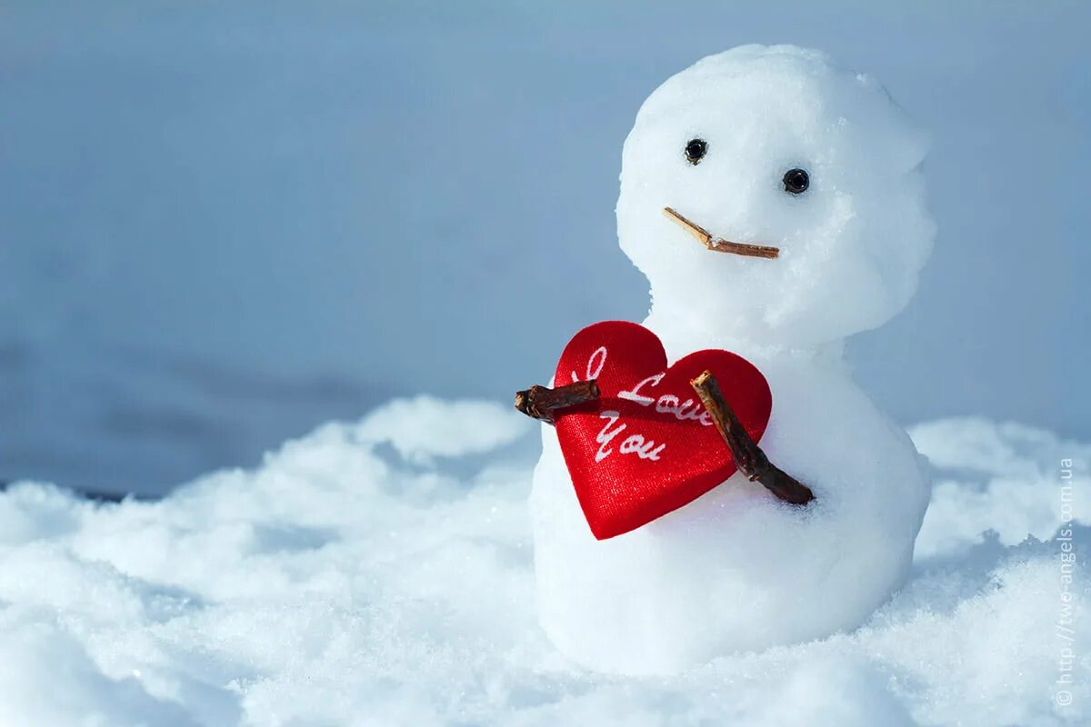 Зима на сердце на душе оригинал. Снеговик с сердечком. Сердце на снегу. Зима любовь. Сердце зимой.