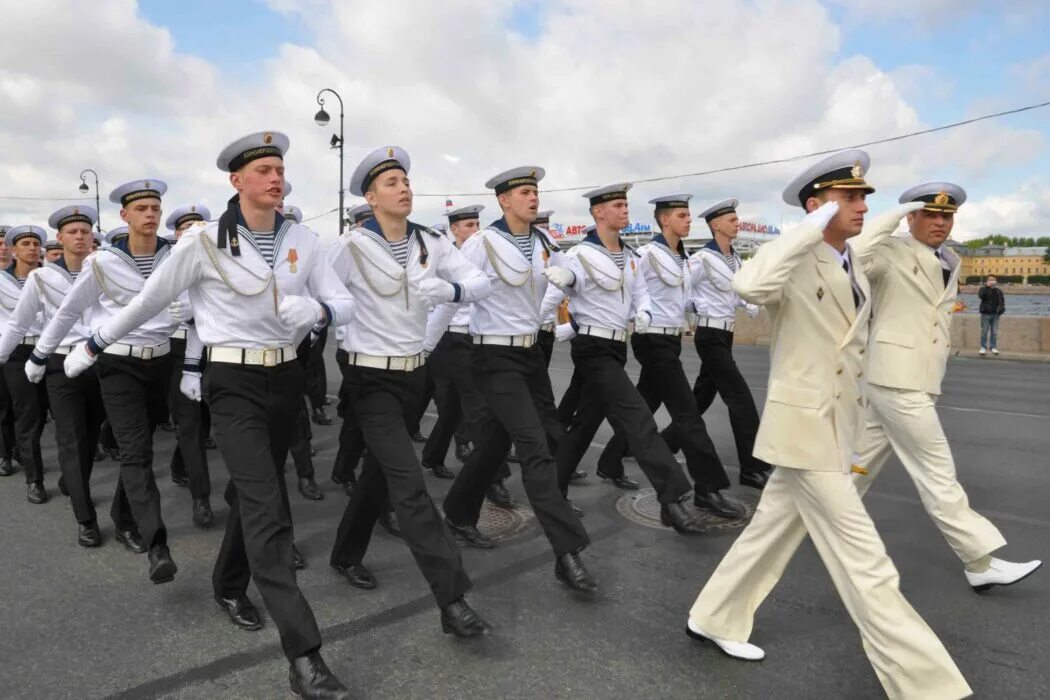 Моряки на корабле. Моряк идет. Бескозырка вмф тихоокеанский флот. Военные моряки на параде. Моряк.