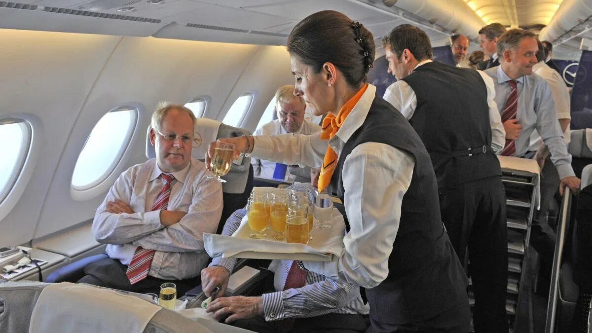 Еда в самолете. Можно в самолет кофе. Съемка с самолета. Стаканчик в самолете. Девочка с кофе в самолете.