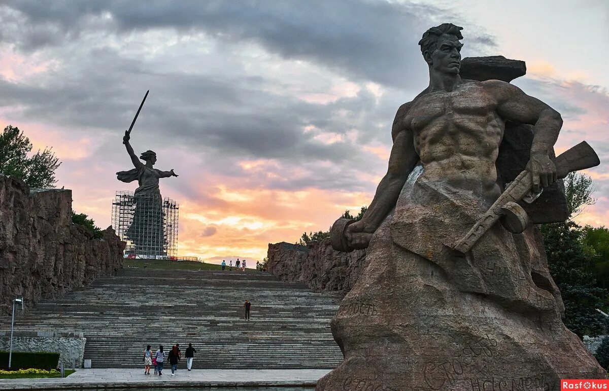 Монумент родина мать в волгограде. Мамаев курган волгоград зимой. Мамаев курган волгоград. Мемориальный комплекс мамаев курган. Мамаев курган волгоград.