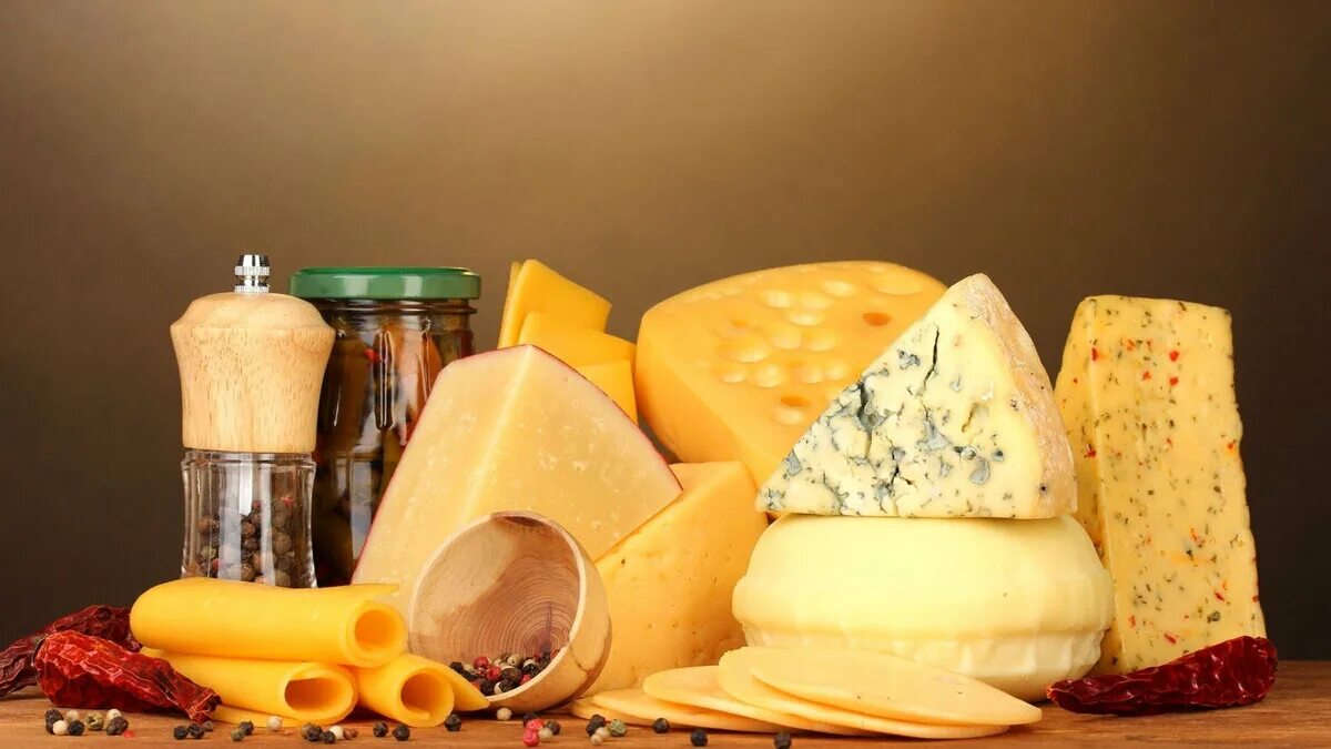 В рационе сыр. Сыр&quot; фанауст&quot;. ассортимент сыров. много сыра. сыр в масле.