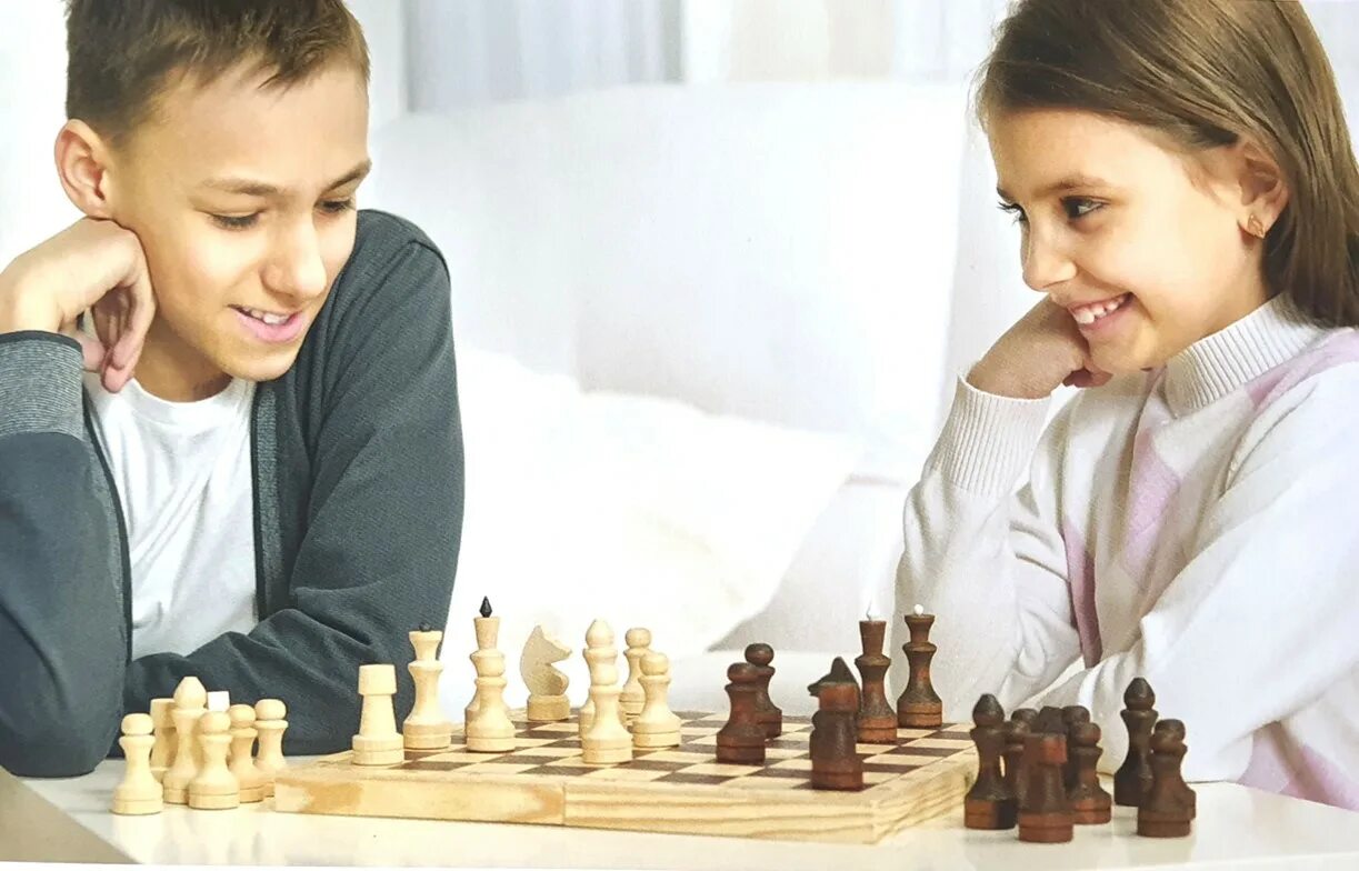 We like playing chess. Шахматы для детей. Дети играющие в шахмот. Ребенок шахматист. Шахматы занятия для детей.