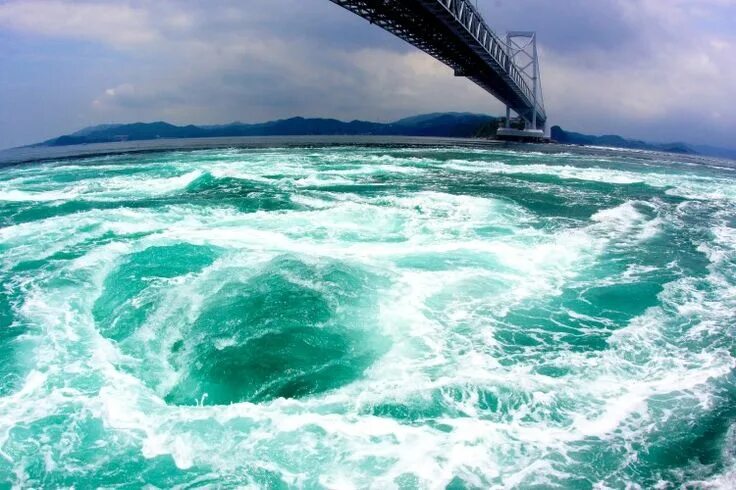 Dynamic most. Водоворот Наруто. Водоворот Наруто в Японии. Мост Наруто в Японии. Водовороты.