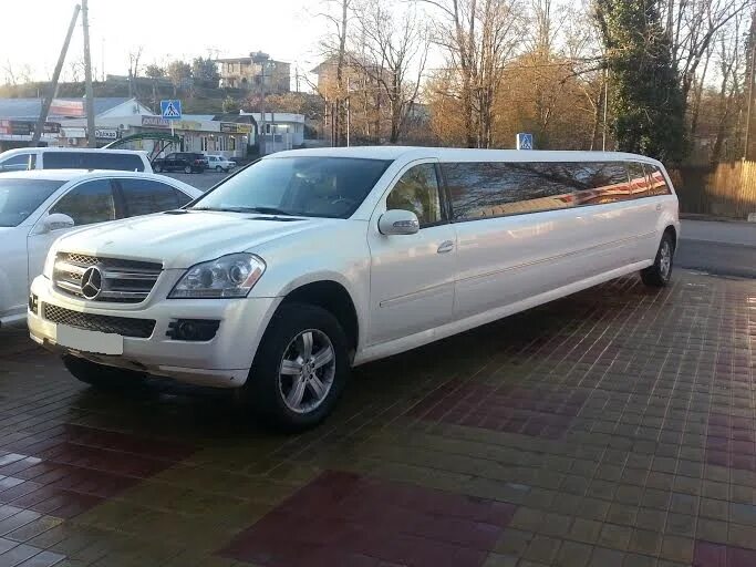 Лимузин лизогуба. Мерседес gl лимузин. Мерседес 450 GLS лимузин.. Mercedes w221 лимузин. Mercedes лимузин Mercedes лимузин.