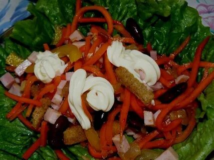 Салат с корейской морковью фасолью и сухариками