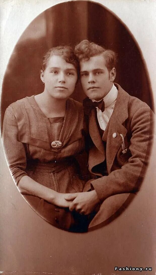 Мужчина и женщина 20 век. Винтажные влюбленные пары. Фотосессия в стиле 19 века. Старые парные фотографии. Влюбленные пары ретро.