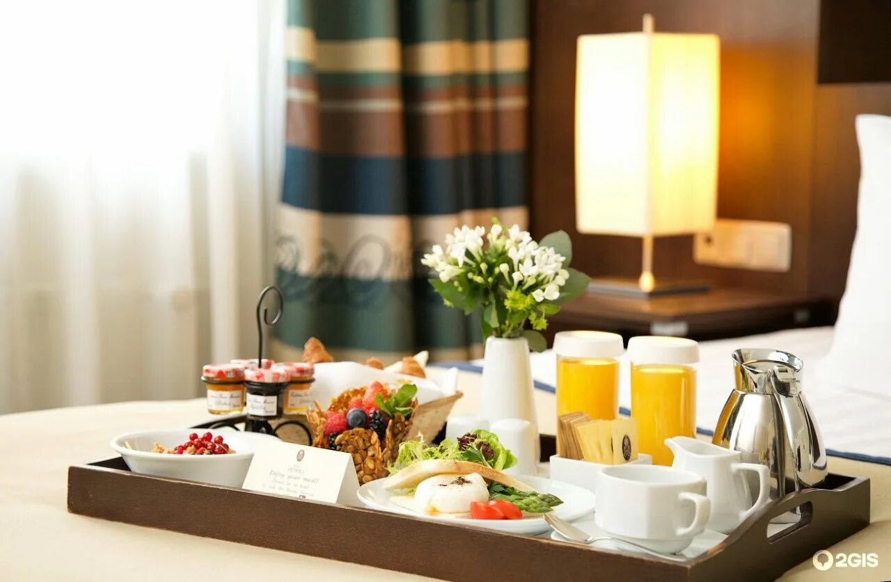 Сервировка завтрака в отеле. Завтрак в гостинице. Завтрак в номер. Рум сервис в гостинице.