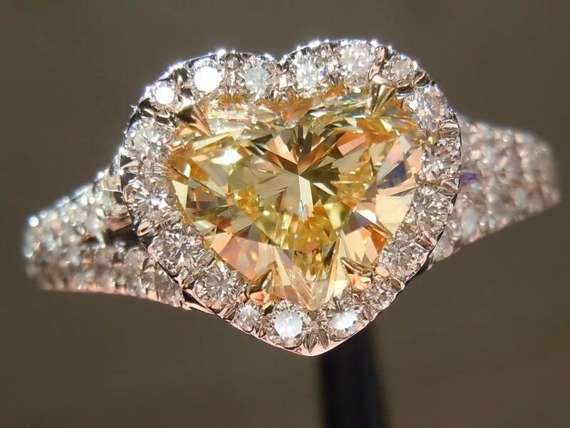 Золото бриллианты есть. Кольцо Chopard Blue Diamond. Красивые кольца.