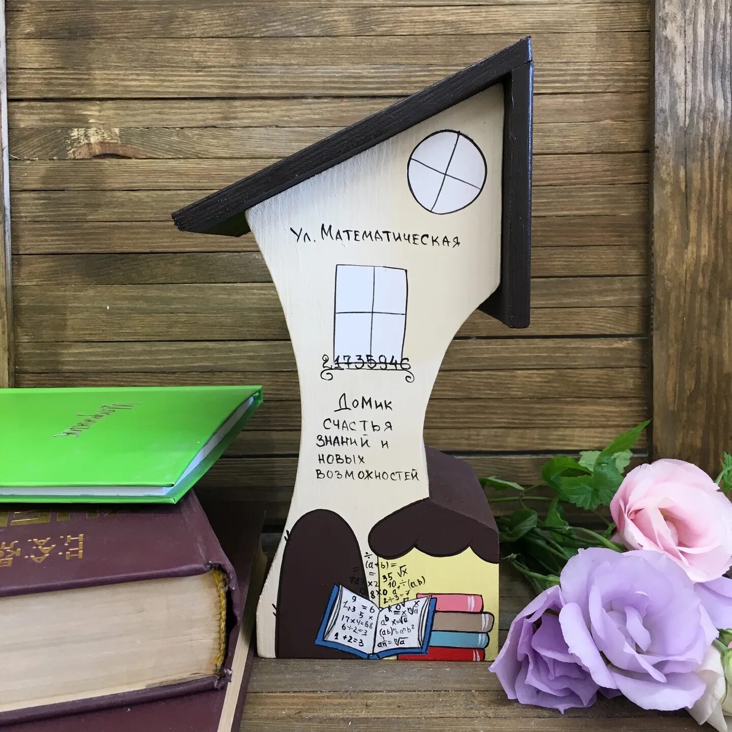 Подарок учителю из шоколадок и бумаги с подписью. Оригинальные подарки от выпускников учителям. Подарок учительнице. Подарок учителю на выпускной. Сувениры для учителей на выпускной.