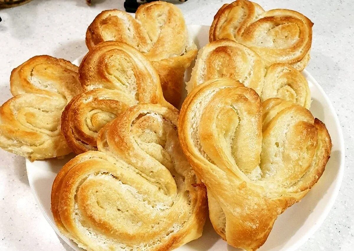 Выпечка булочка с сахаром. Сахарные булочки. сдобная булочка. домашние плюшки. булочки с сахаром.