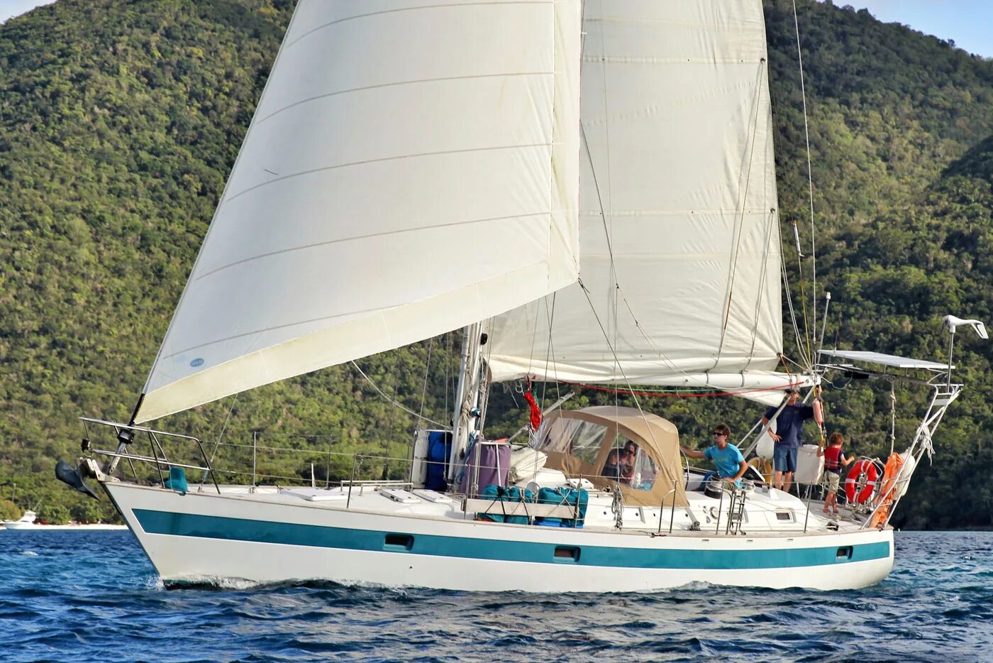 Парусная яхта крейсерского класса. Лодка парус серый. Sailing sslzd172261. Парусная яхта хантер 240. Sailboat 5055sp.