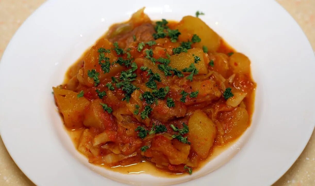 Тушеная капуста с мясом и картофелем. Мясо с картошкой и капустой в казане. Тушёная капуста с курицей. Тушеная капуста с мясом и картофелем. Бигус с картошкой.