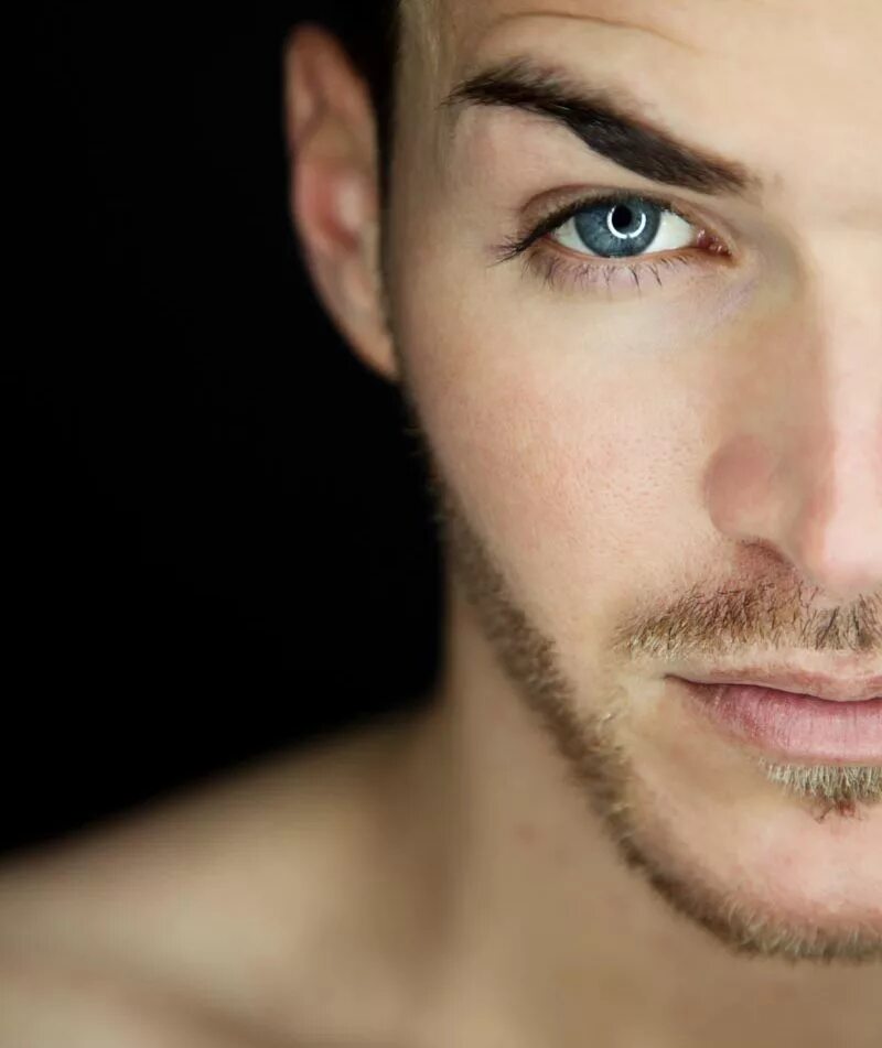 мужские и женские глаза. картинки наполовину. картинки наполовину. парни с макияжем. половина чёрного лица.