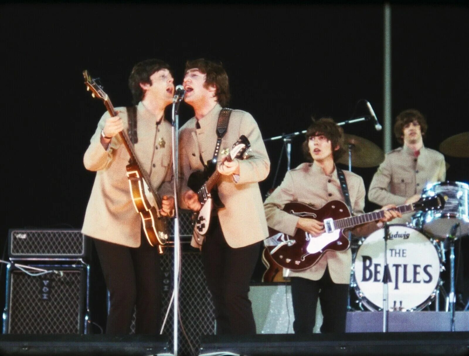 Битлз лететби. Beatles shea stadium 1965. битлз на стадионе ши. beatles &quot;eight days a week&quot;.