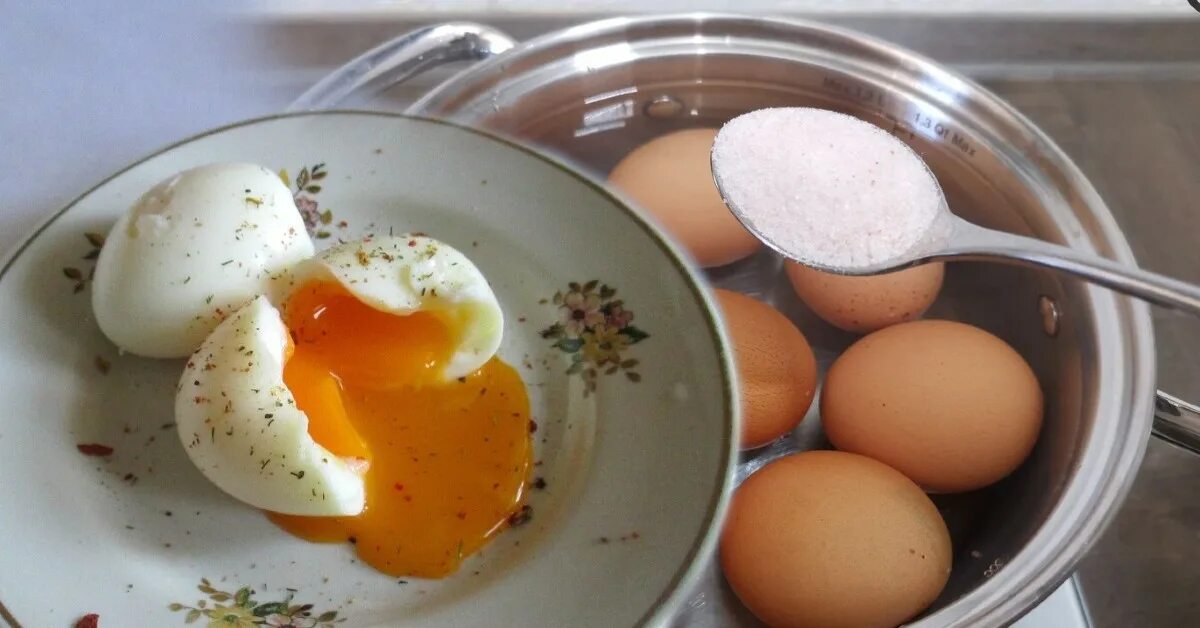 Яйца всмятку в кипящую. Яйцо всмятку яйца вкрутую. Вареные яйца в смятку. Яйцо с жидким желтком. Яйцо в мешочек.