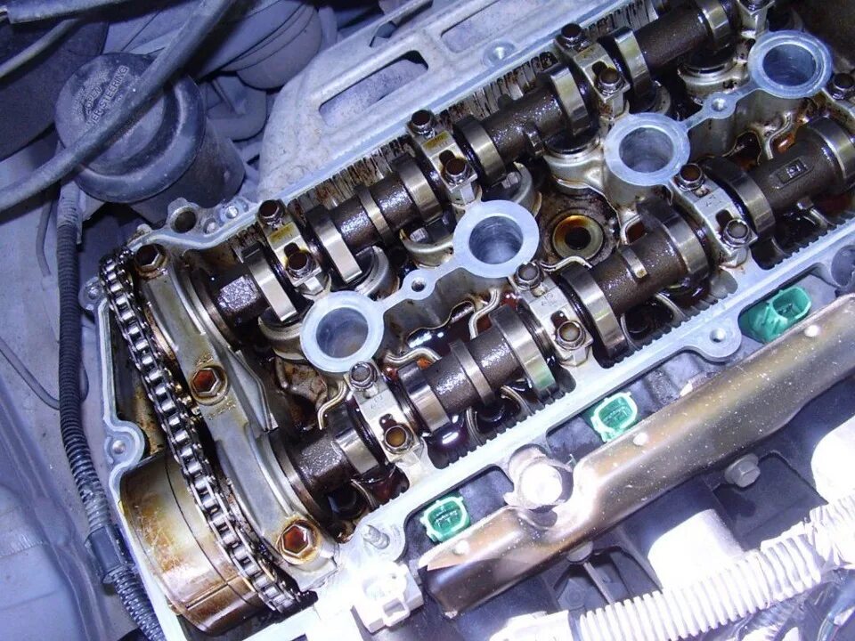 В какой двигатель лить синтетику. Двигатель после масла Эльф. Чистый двигатель внутри. Мотор после масла Газпромнефть. Двигателя после разных масел.