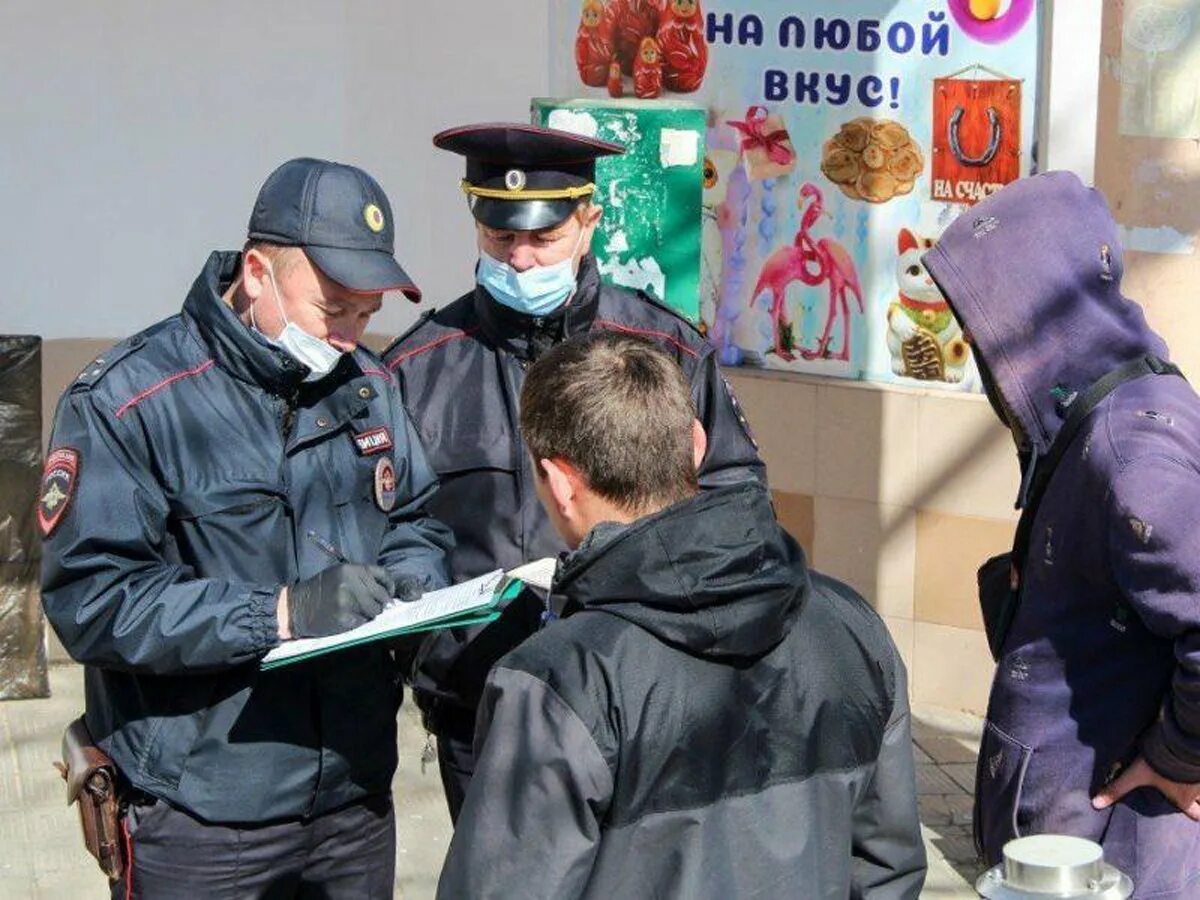 Полиция штрафует за маски. Полицейский в маске. Масочный режим полиция. Полицейский с нарушител. Обход ареста