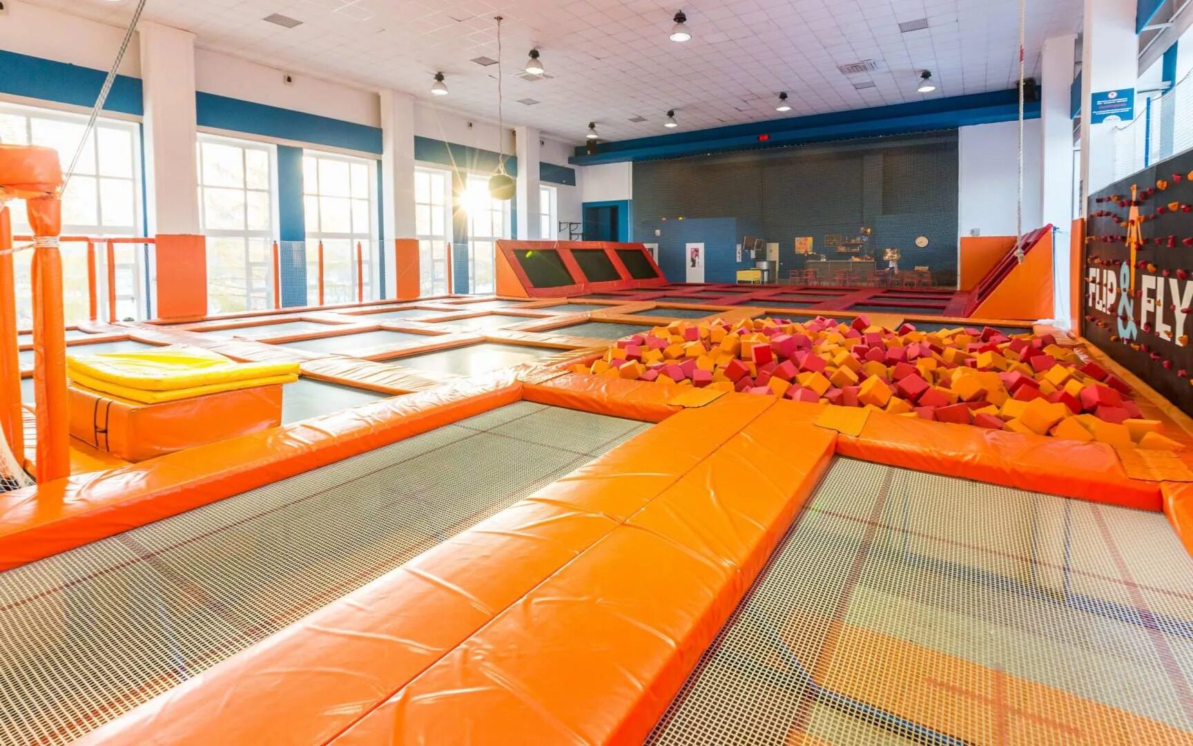 Батутный центр в самаре в тц. Батутный центр flip fly. батутный центр семеновская fly. flip fly на семеновской. вавилон томск батутный центр.
