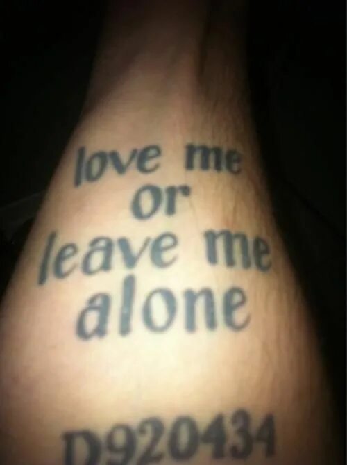 Песня love me or leave me перевод. Leave me тату. Love me or leave me тату. Тату leave me Alone. Надпись Alone Татуировка.