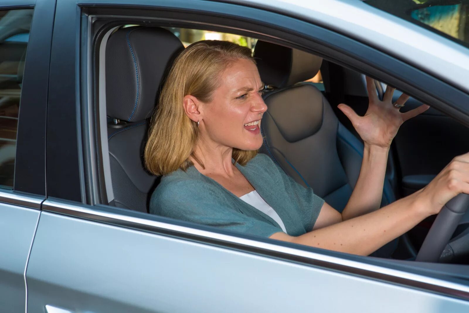 Women drivers. Женщина за рулем. Женщина водитель. Женщина за рулем фото. Невнимательный водитель женщина.