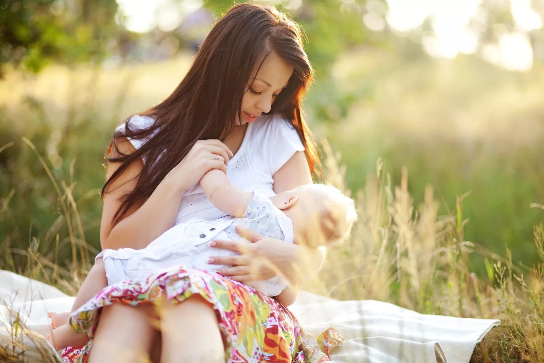 Кормление грудью. Красивая мама с ребенком. Девушка с младенцем. Мама и малыш на природе.