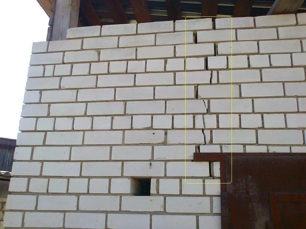 Стяжка дома арматурой. Отходит пристройка. Стяжка дома от трещин. Стяжка фундамента от трещин. Стяжка дома с пристройкой.