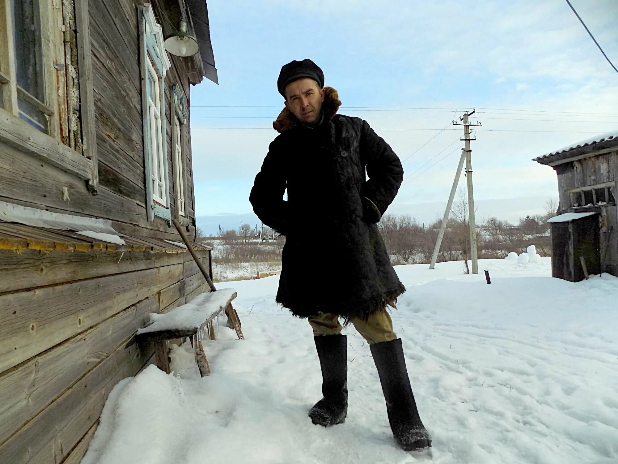 Городской человек в деревне. Деревенские жители. Мужчина в деревне зимой. Деревня зима люди. Деревенские люди зимой.