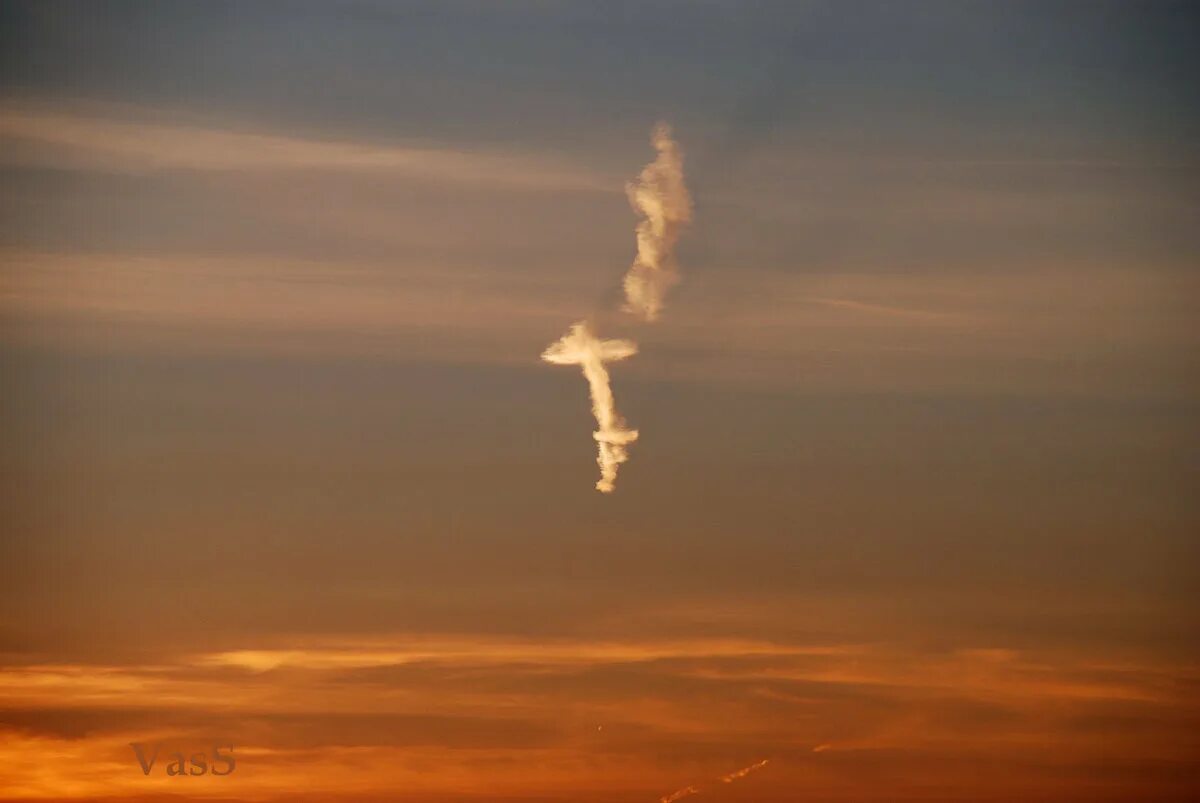 Терялись в небе. Самолет далеко в небе. Небо облака лучи. Облако в виде кольца. Небо с облаками.