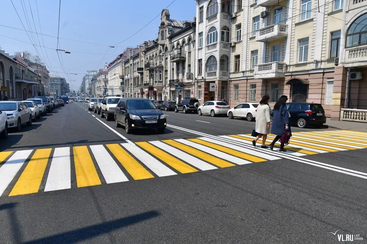 Работа на проезжей части дорог. Дорожная полоса. Разметка дорог в городе. Зебра на проезжей части. Разметка для пешеходов.