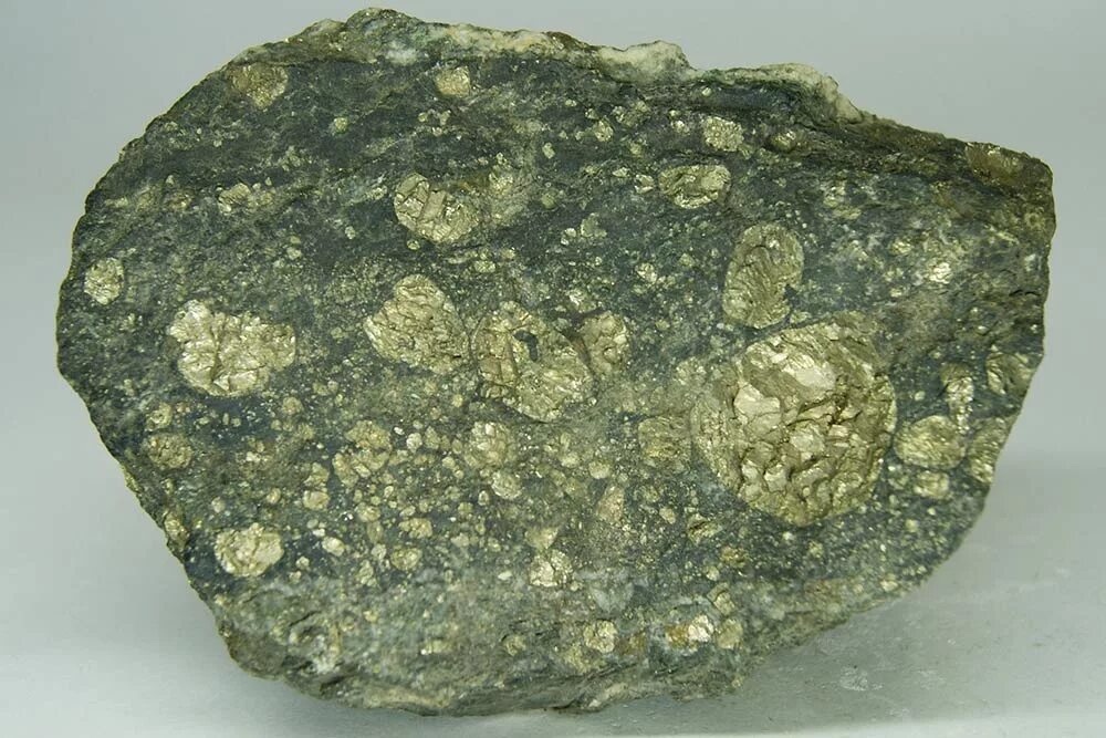 железная руда пирит. руды пирита. пирит серный колчедан руда. пирит халькопирит арсенопирит. халькопирит минерал меди.