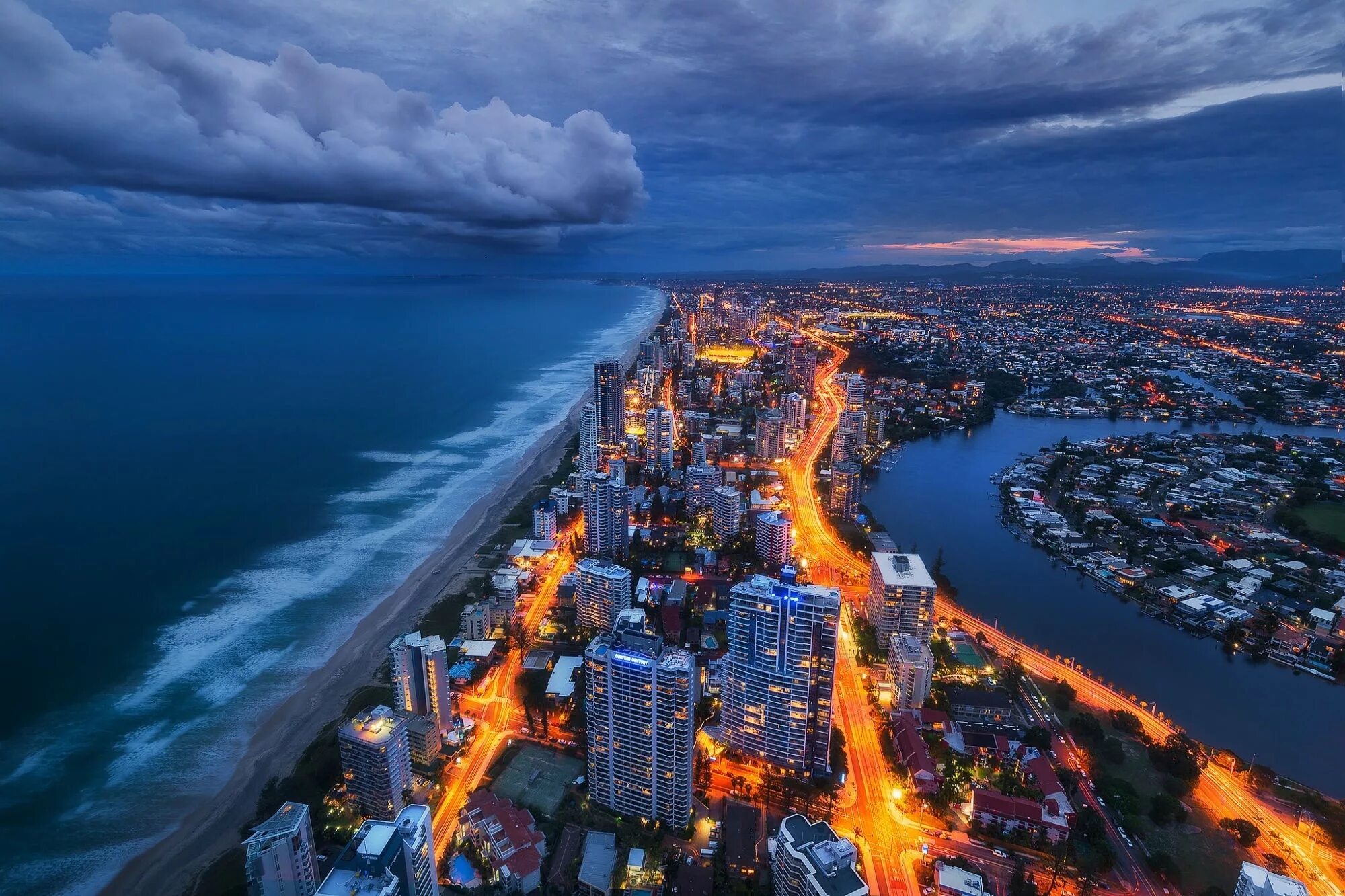 Столица находится на берегу моря. Голд-Кост Квинсленд. Голд Коаст Австралия. Город Голд Кост в Австралии. Майами с высоты птичьего полета.