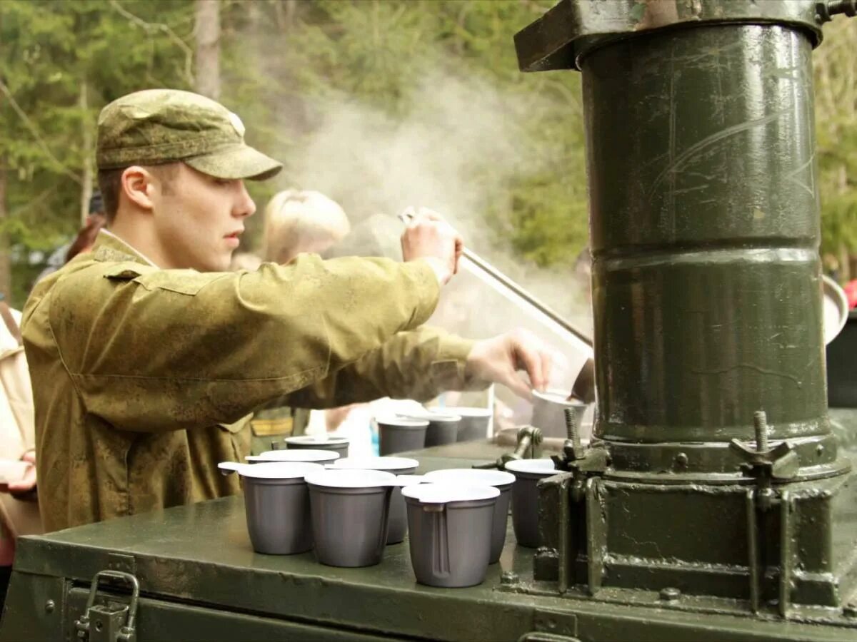 полевая кухня на 9 мая. полевая кухня кп-100. калуга солдатская каша. полевая кухня армейская солдатская каша. кухня полевая кп 38.