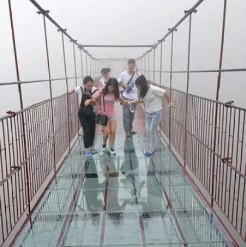 Джизак Заамин стеклянный мост. Кальиюмар стеклянный мост. Стеклянный мост в Чечне. Игра в кальмара стеклянный мост