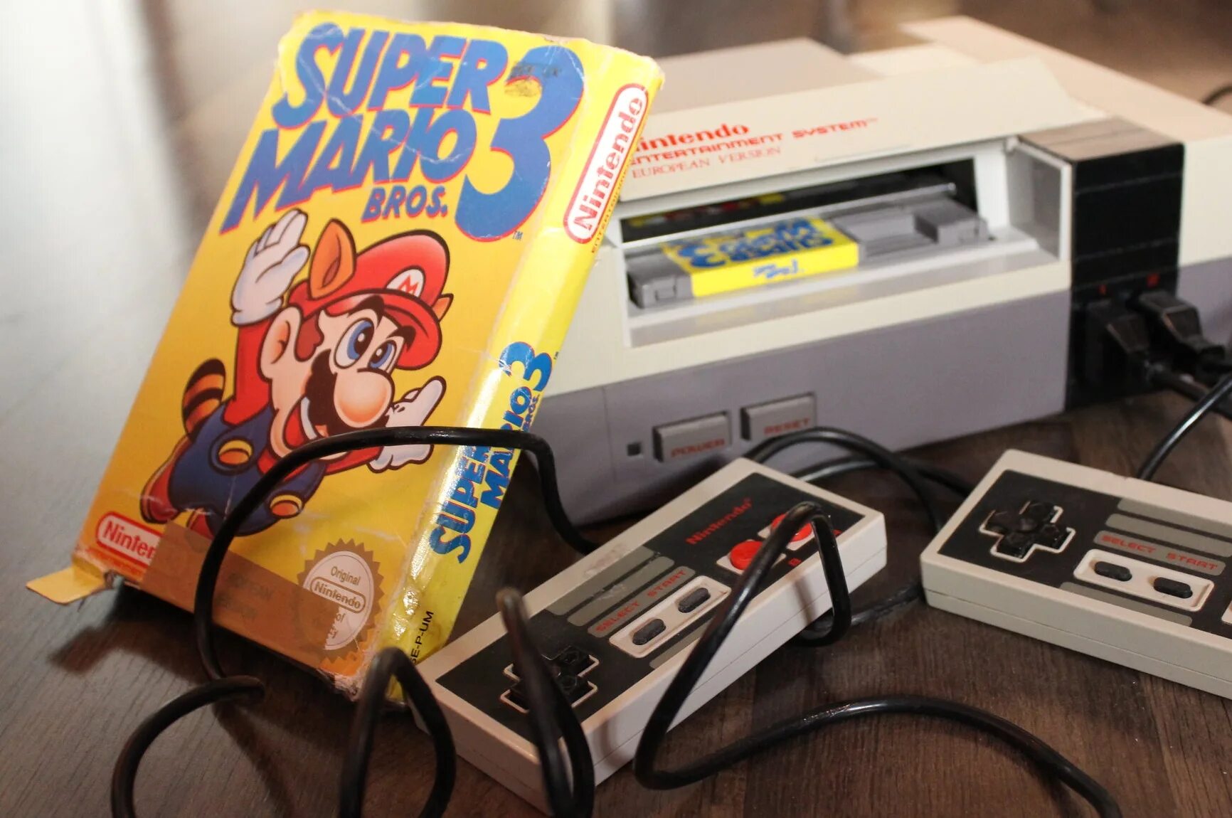 Низкий приставка. Приставка Nintendo 90x. Нинтендо 90. Нинтендо нес 1985. Нинтендо Денди черная.
