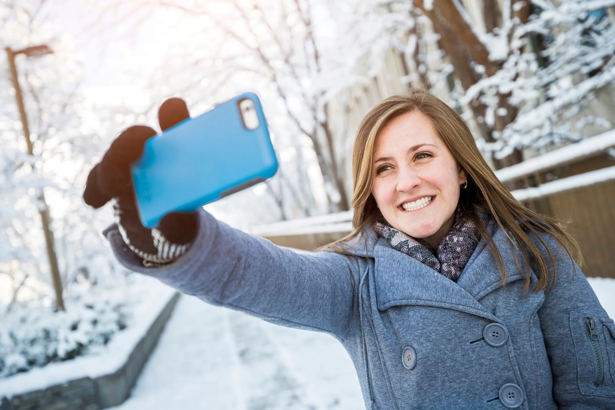 Selfie peg. Селфи. Девушка со смартфоном. Делает селфи. Фото селфи.