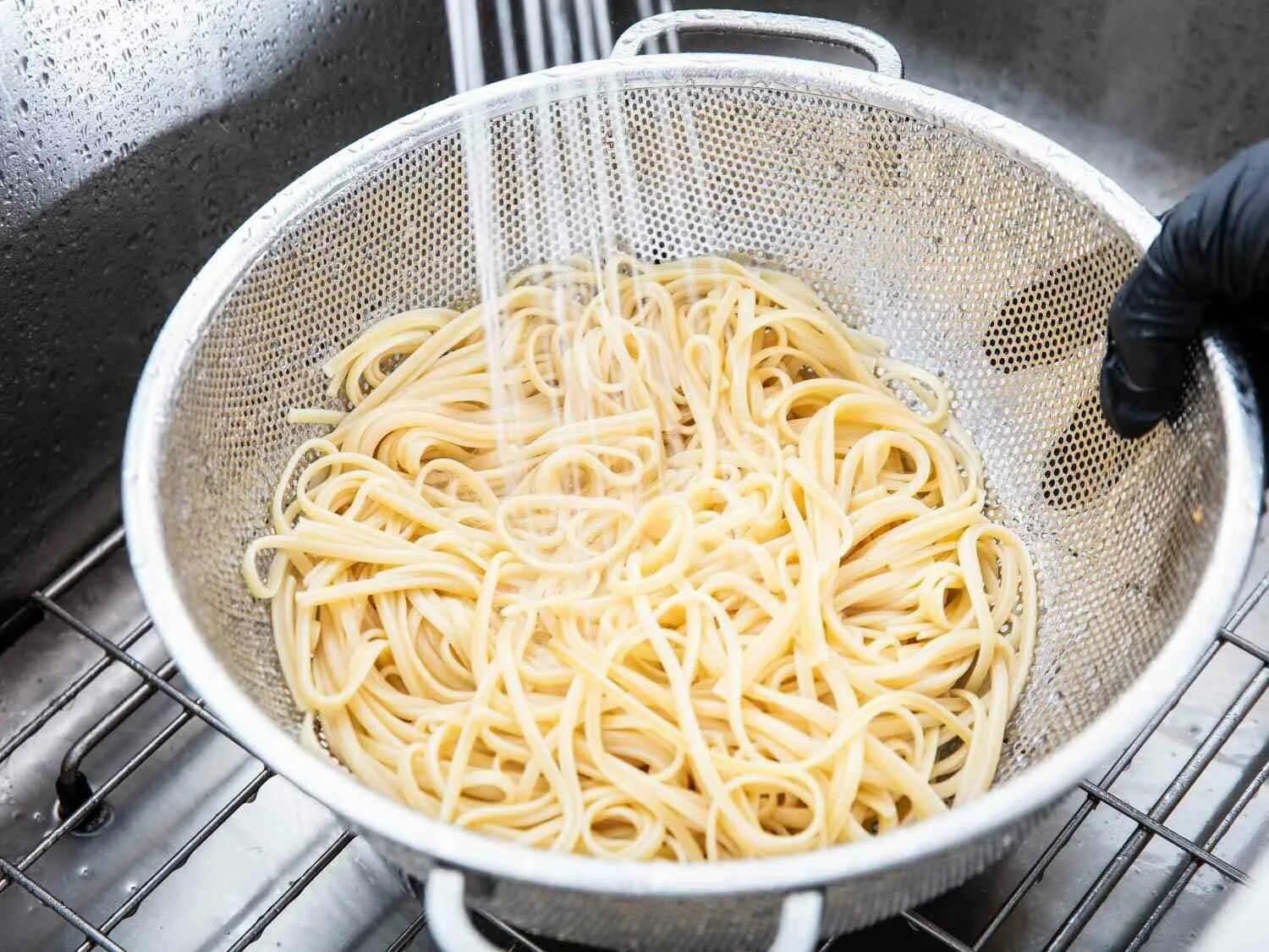 Дуршлаг для спагетти. Дуршлаг для макарон. Дуршлаг для промывки спагетти. Спагетти вареные. Кроме лапши