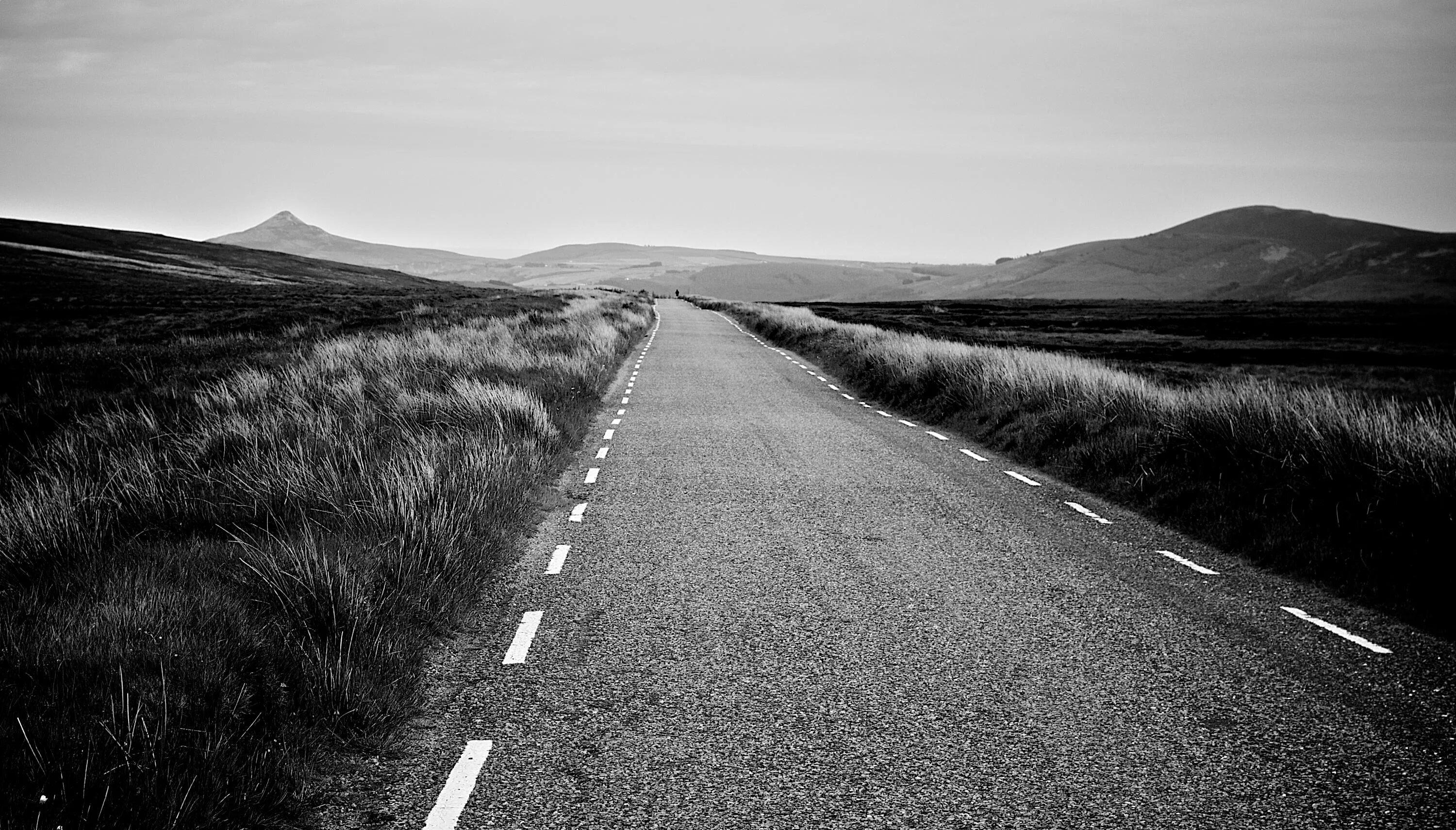 Дорога из черных камней. Дорога. Дорог пустая. Дорога черно белая. Пустая дорога.