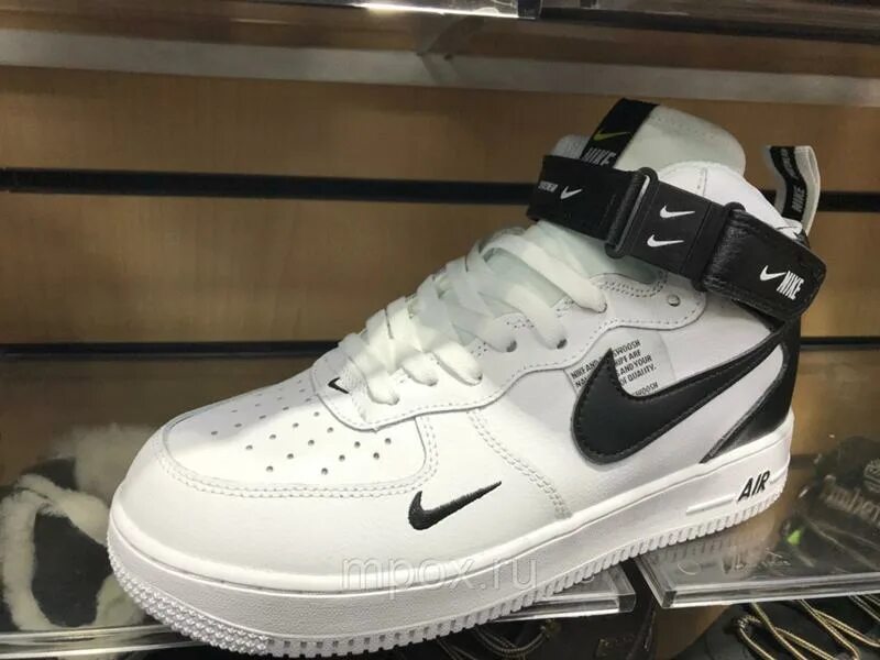 Сколько стоят найк аир. Джорданы АИР Форс 1. Nike Air Force 1 Mid зимние. Кроссовки найк зимние черные Эйр Форс.